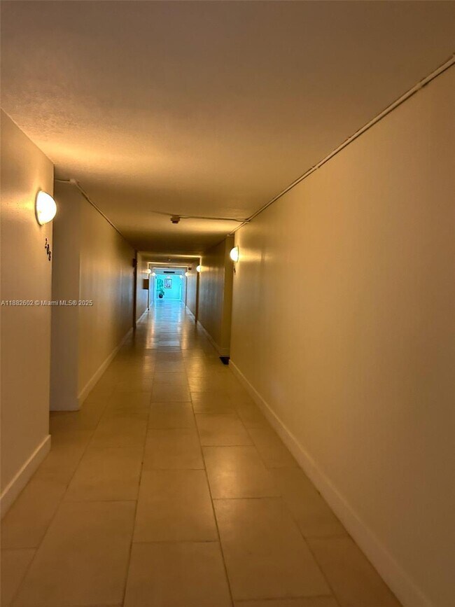 Building Photo - 100 Lakeview Dr