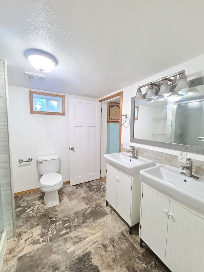 Building Photo - $2,200- 4 Bed / 2 Bath House on an Almost Acre Lot in Spokane Valley