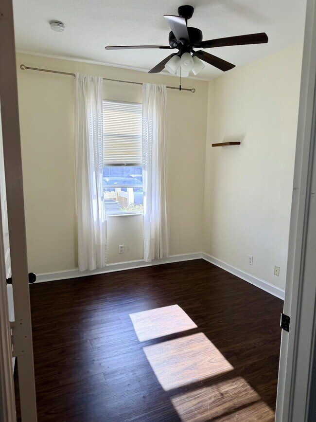 Building Photo - "Charming 3-Bed, 2-Bath Oasis in Wellington's Heart – 1060 Sqft of Comfort Awaits!"