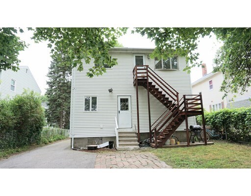 Building Photo - 123 Thorndike St