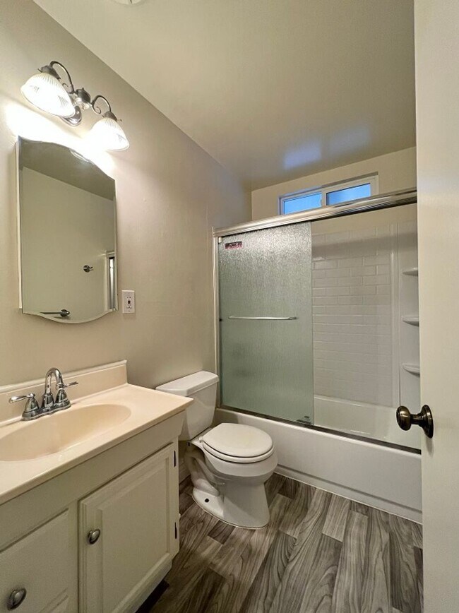 Building Photo - E Street, 1751-1753**