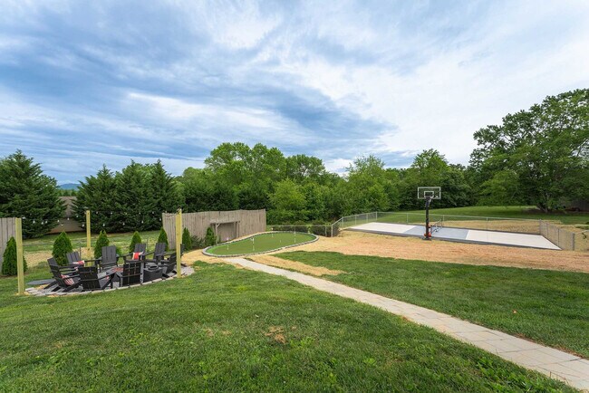 Building Photo - 2224 Brevard Rd