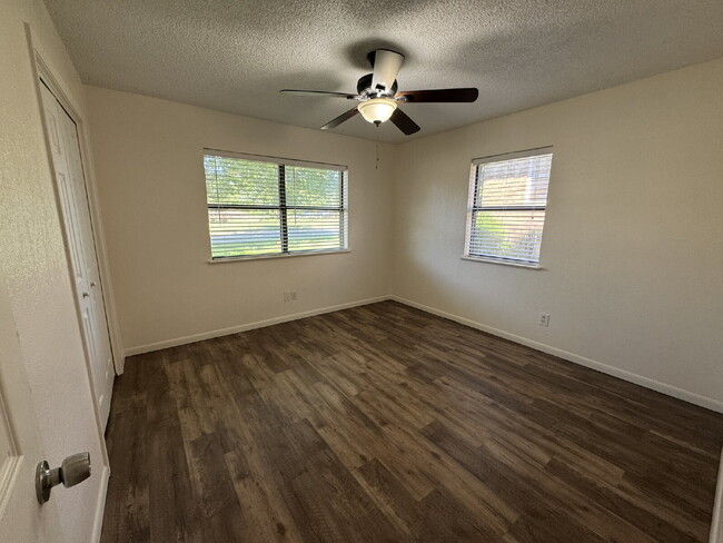 Building Photo - Lovely 3 bedroom 2 bath in desirable neigh...