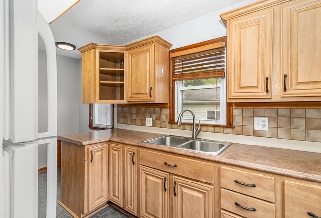 Building Photo - Beautiful 4 Bed 2 Bath Home With Fence and...
