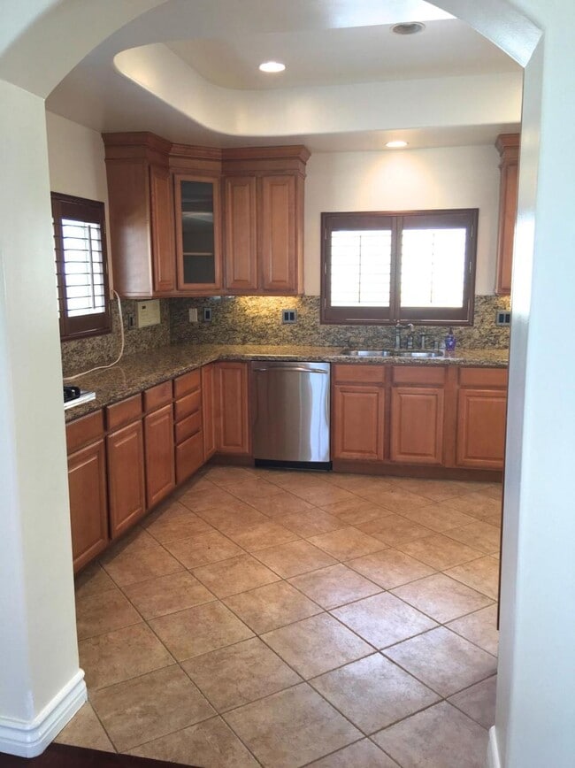 Building Photo - 2022 Plant Ave