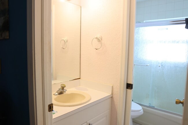 Building Photo - 2122 E Ridge Cir S