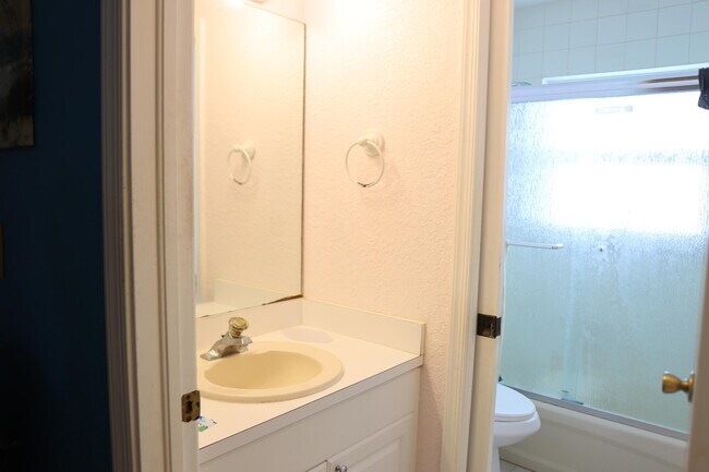 Building Photo - 2122 E Ridge Circle East