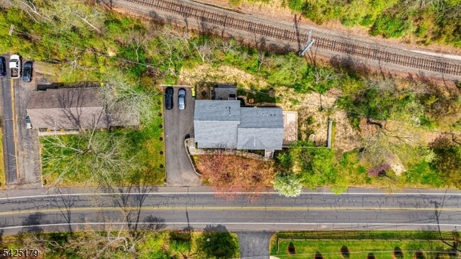 Building Photo - 112 Peapack Rd