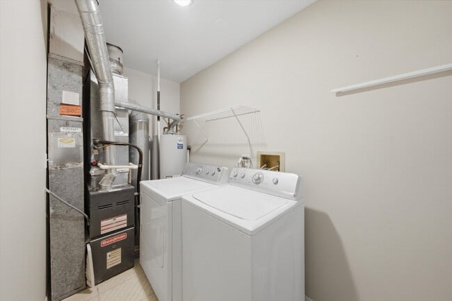 Building Photo - Beautifully Updated End-Unit Townhome