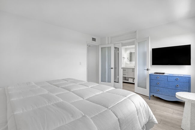 Building Photo - 2455 Lindell Blvd