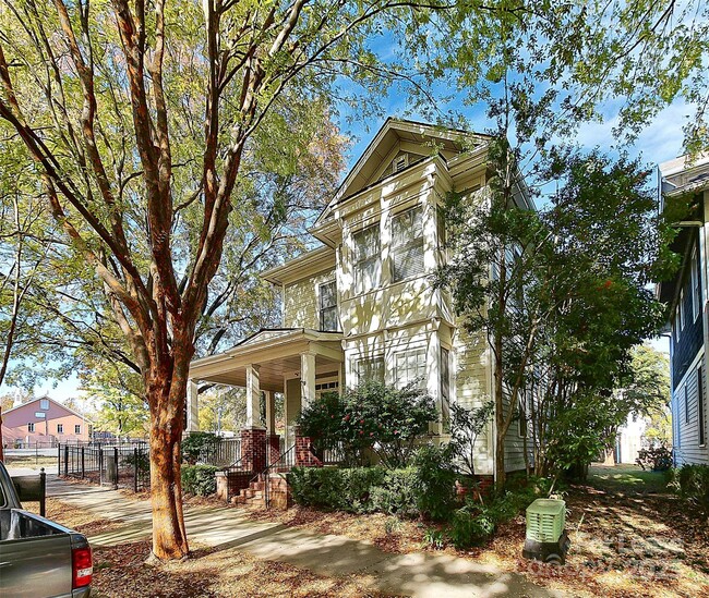 Building Photo - 703 E 9th St