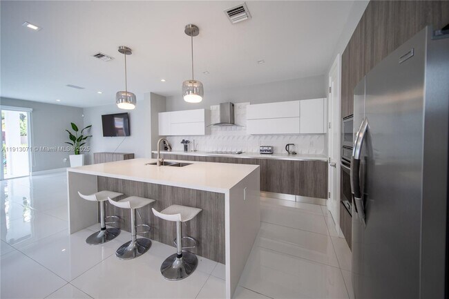 Building Photo - 3651 SW 26th St