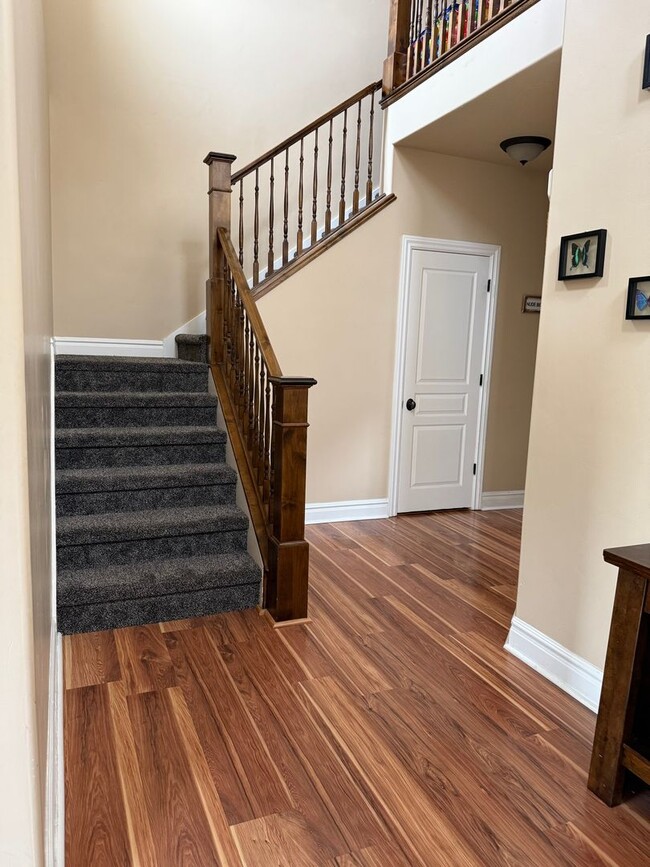 Building Photo - 3 Bedroom Townhome in Stansbury Park