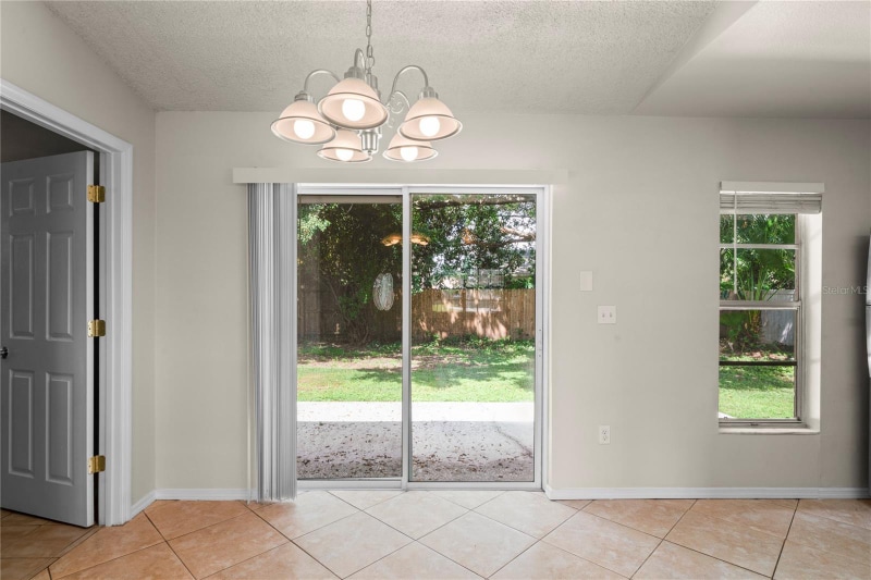 Building Photo - 4932 Hi Vista Cir