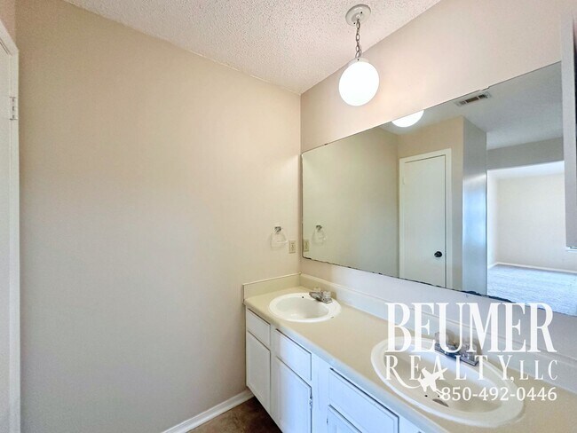 Building Photo - **$200 OFF FIRST MONTHS RENT**
