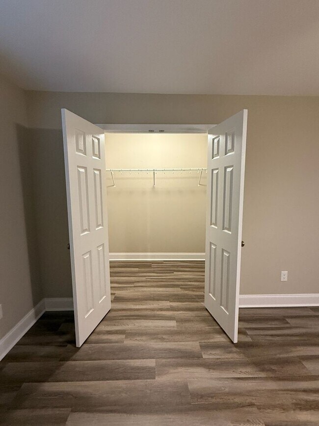 Building Photo - Charming 4 Bedroom Home located in Histori...