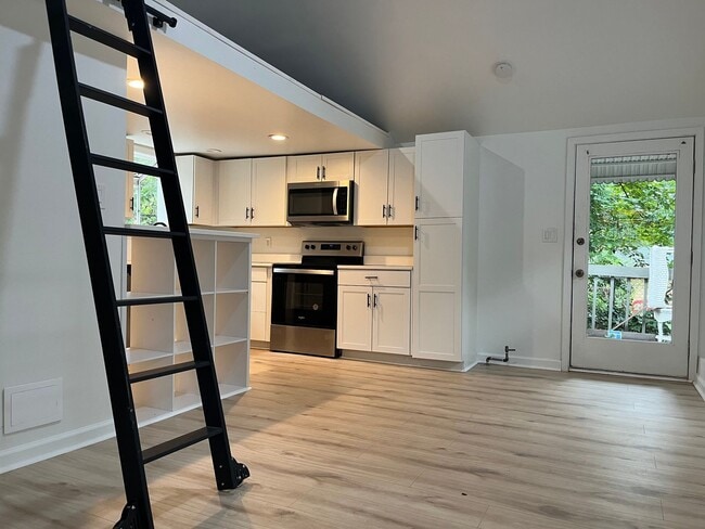 Building Photo - Renovated 1 Bd/ 1 Ba Cottage w/ Loft Walki...
