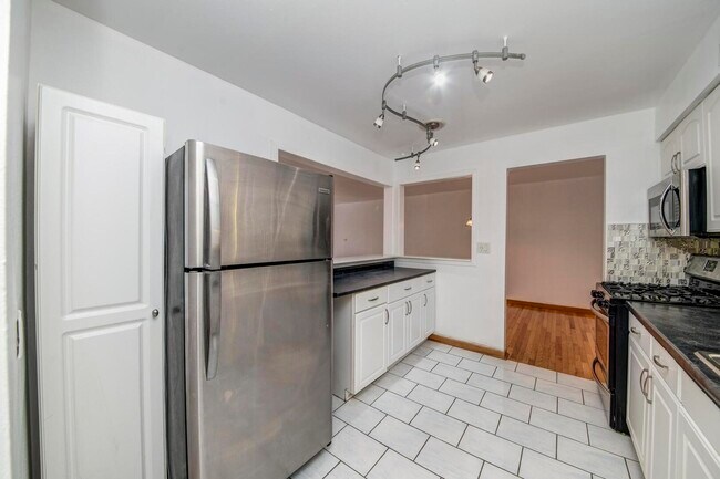 Building Photo - 5300 Carriage Way Dr