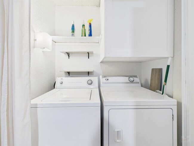 Building Photo - 806 W 24th St