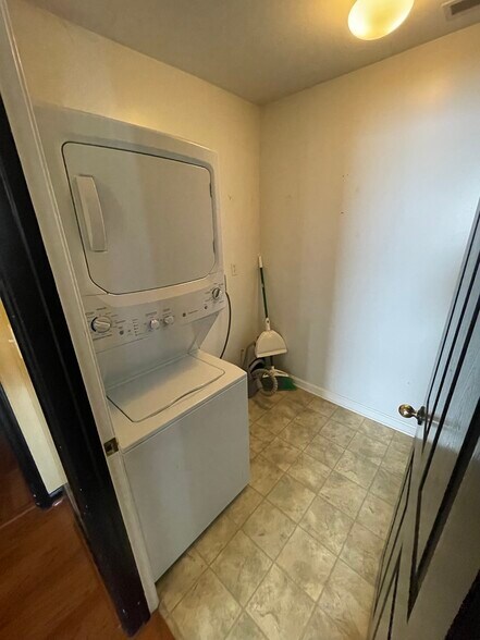 Building Photo - 601 Colonial Ct