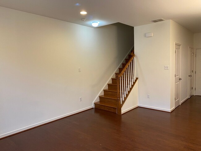 Building Photo - Stunning 3 Bedroom Townhouse in Gaithersburg!