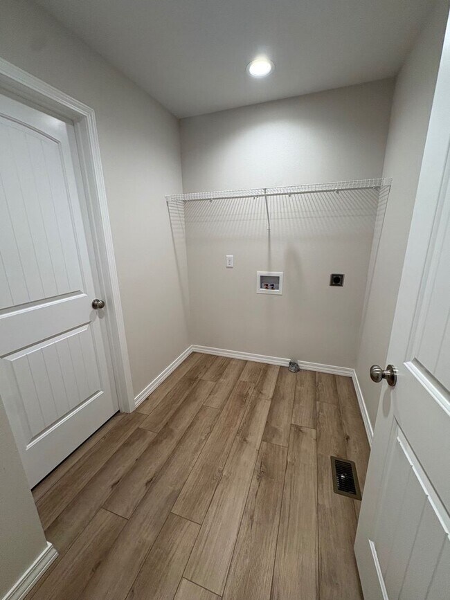 Building Photo - Check out this beautiful newly built 3-bedroom, 2-bathroom home in Springfield!