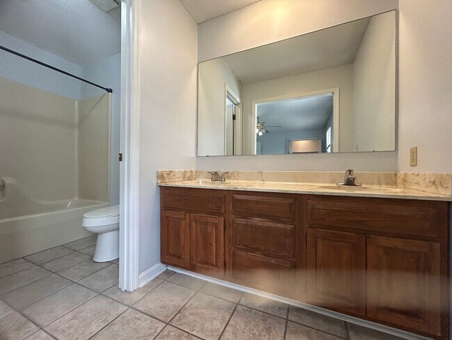 Building Photo - Spacious 3 bed 5 bath condo located in the...