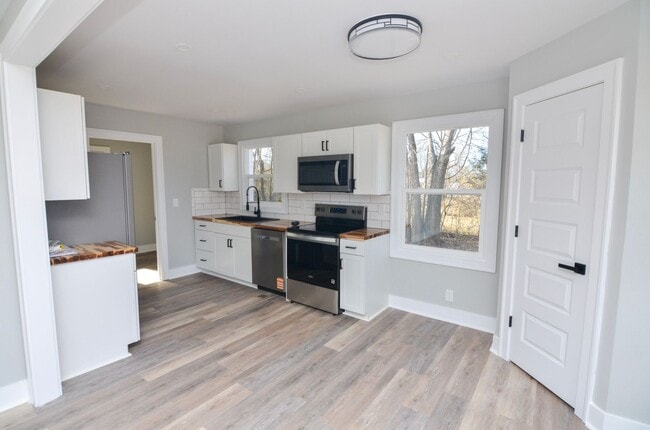 Building Photo - 2506 Halls Hill Pike