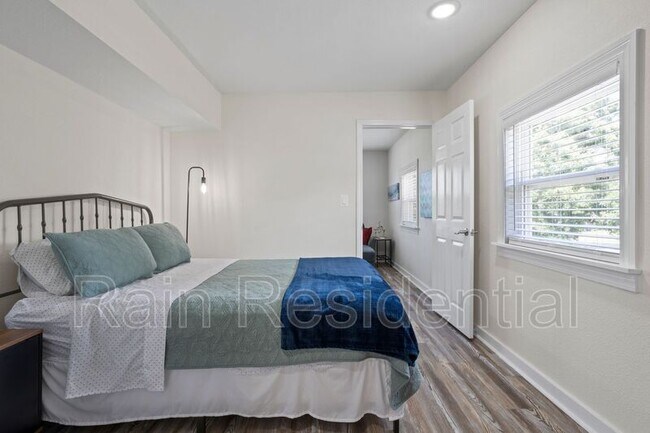 Building Photo - 450 Porter Ave