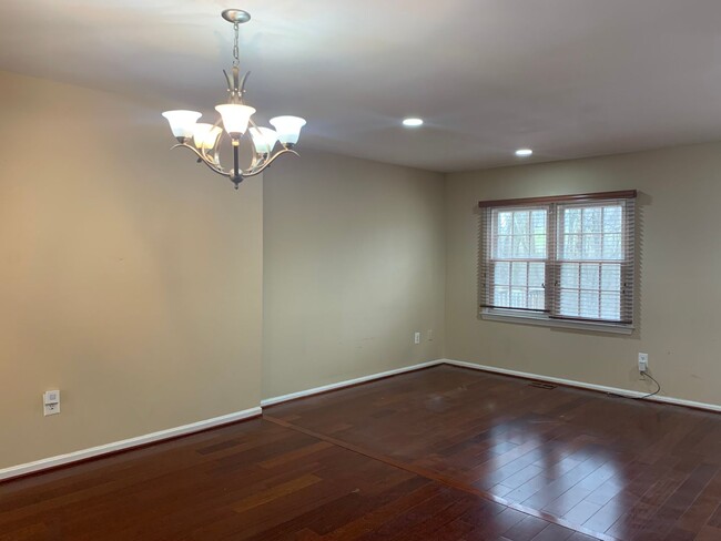 Building Photo - Spacious 3 Level Townhouse Backs to Trees