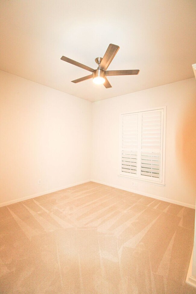 Building Photo - 34 Silverhorn Dr