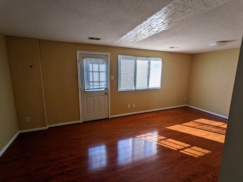 Building Photo - 9912 Whitney Cir
