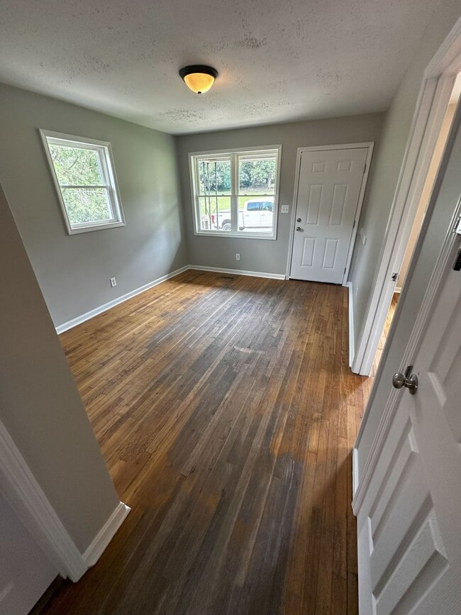 Building Photo - 3 Bedroom 1 Bath Home