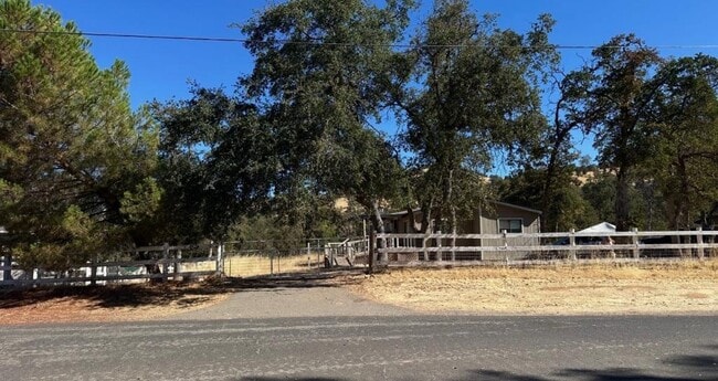 Primary Photo - 13600 Pino Ct