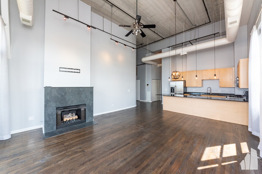 Building Photo - 1735 W Diversey Pkwy