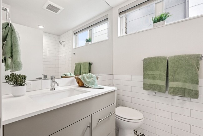 Building Photo - Judkin Parks Townhome