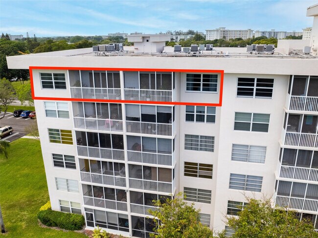 Building Photo - 2850 N Palm Aire Dr