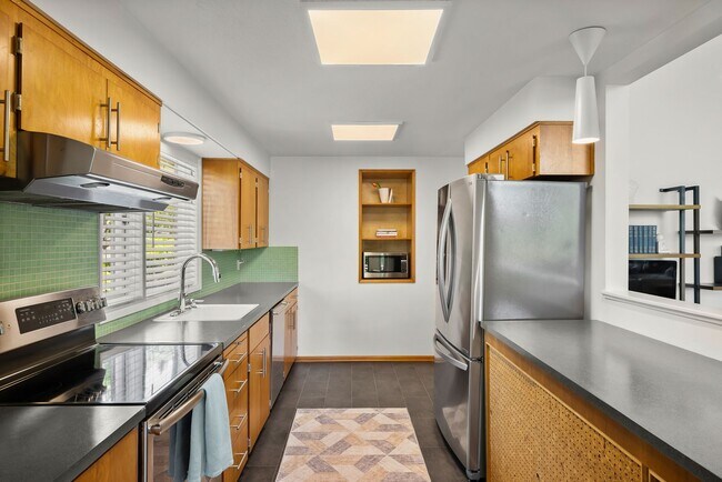 Building Photo - 4 Bed / 3 Bath in the Hallinan Neighborhood