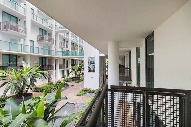 Building Photo - 6000 Collins Ave