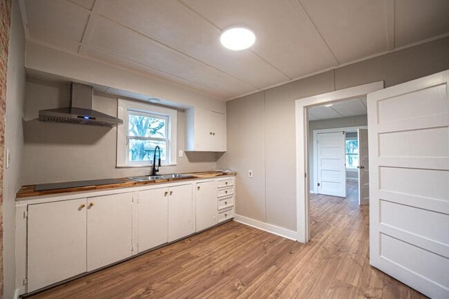 Building Photo - 1606 TX-21