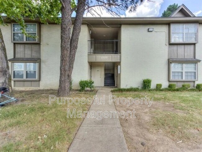 Primary Photo - 1725 E Lindsey St