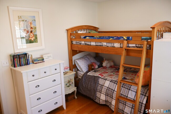 Building Photo - 25 W Silver St