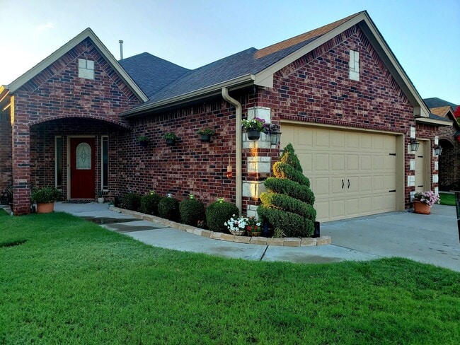 Building Photo - Fantastic home located in West Hill