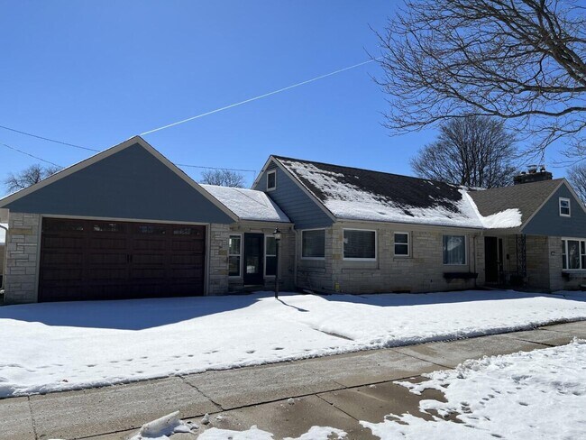 Building Photo - 9131 Stickney Ave