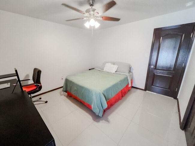 Building Photo - 6010 Leopoldo Dr