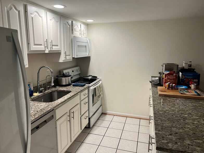Building Photo - 1036C Margate Ct