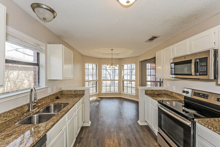 Building Photo - 2605 Hartford Ln