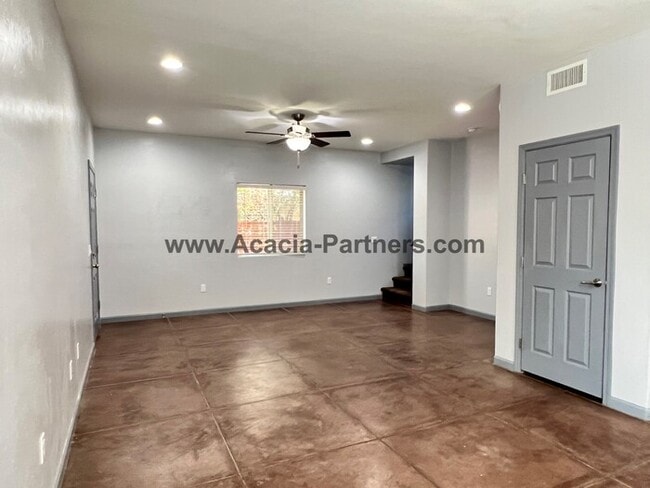 Building Photo - Newer Two Bedroom Town Homes