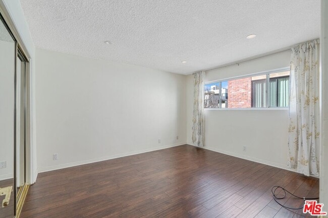 Building Photo - 328 S Elm Dr