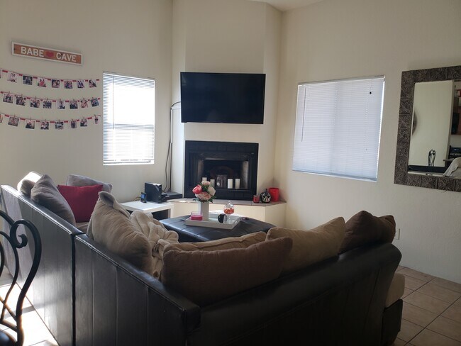 Building Photo - 842 E Lester St